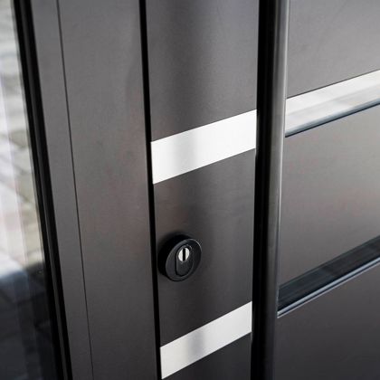 Dettaglio di una porta d'ingresso con maniglione Standard