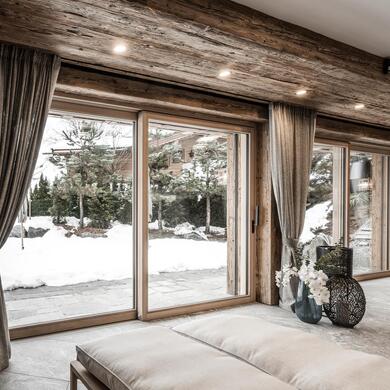 Porta scorrevole alzante CLASSIC in legno con maniglia Toulon nera — Tip Top Fenster®