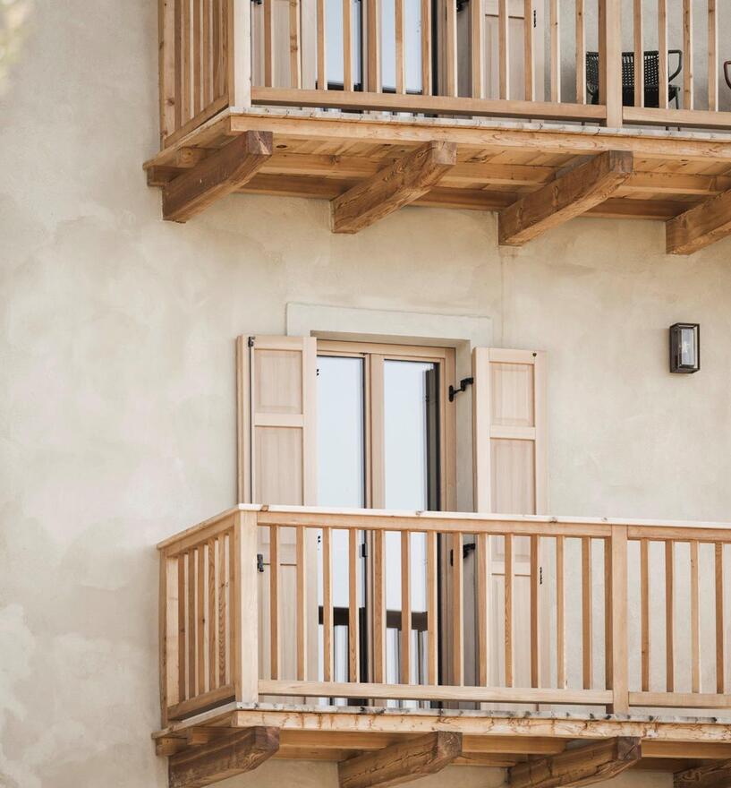Außenansicht mit Holzfenstern und Holzjalousien Mod. T10 – Tip Top Fenster & Systeme