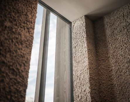 Ein deckenhohes Fenster