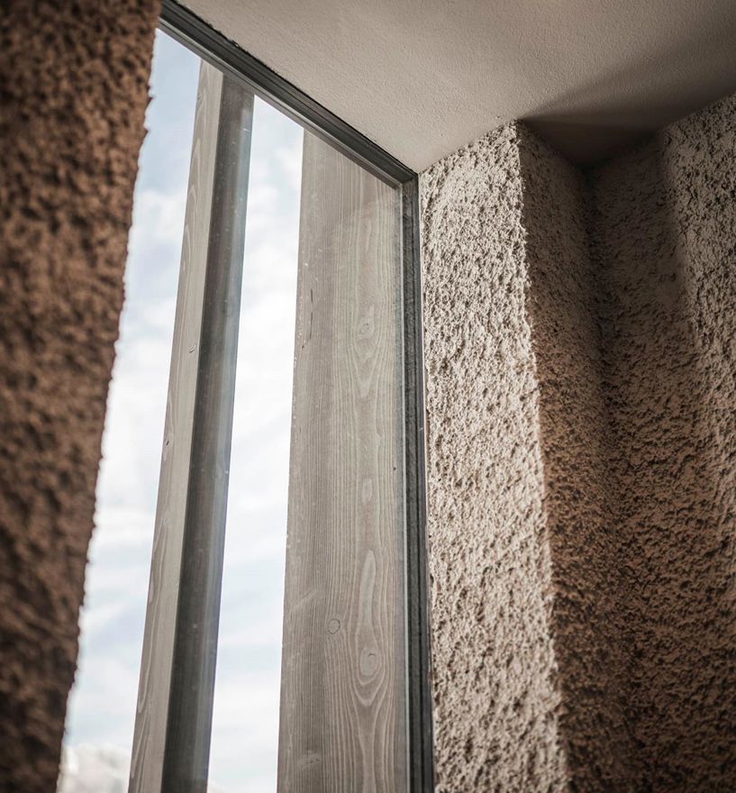 Ein deckenhohes Fenster