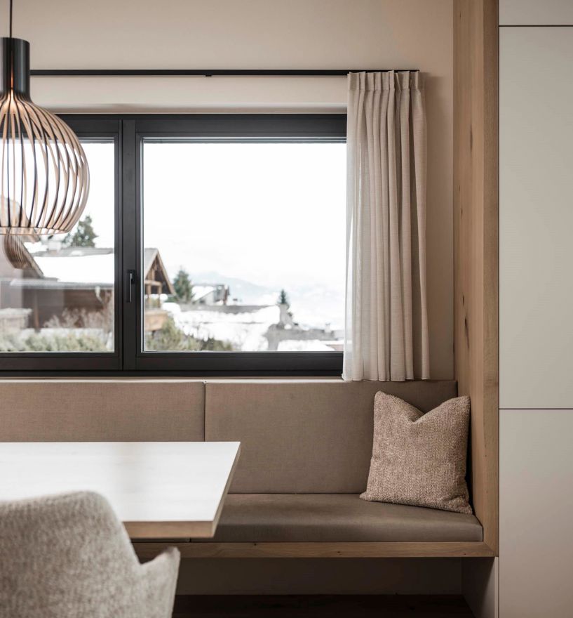 Zweiflügeliges Fenster beim Küchentisch