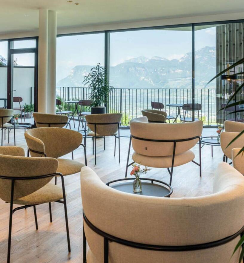 Deckenhohe Verglasungen in der Hotelbar Tenz