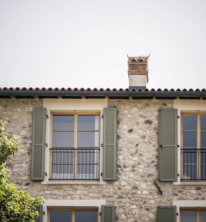 Projekt: Rustico Gardasee - Tip Top Fenster & Systeme - Fenster mit Sprossen und Jalousien aus Südtirol