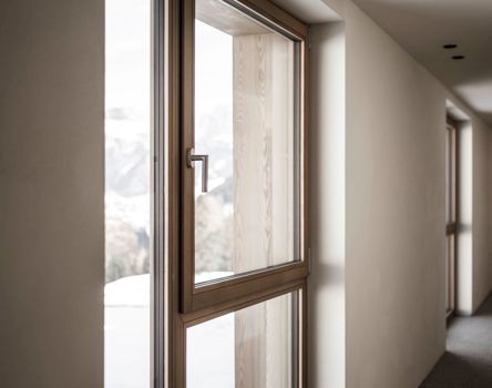 Una finestra in legno con maniglia Amsterdam