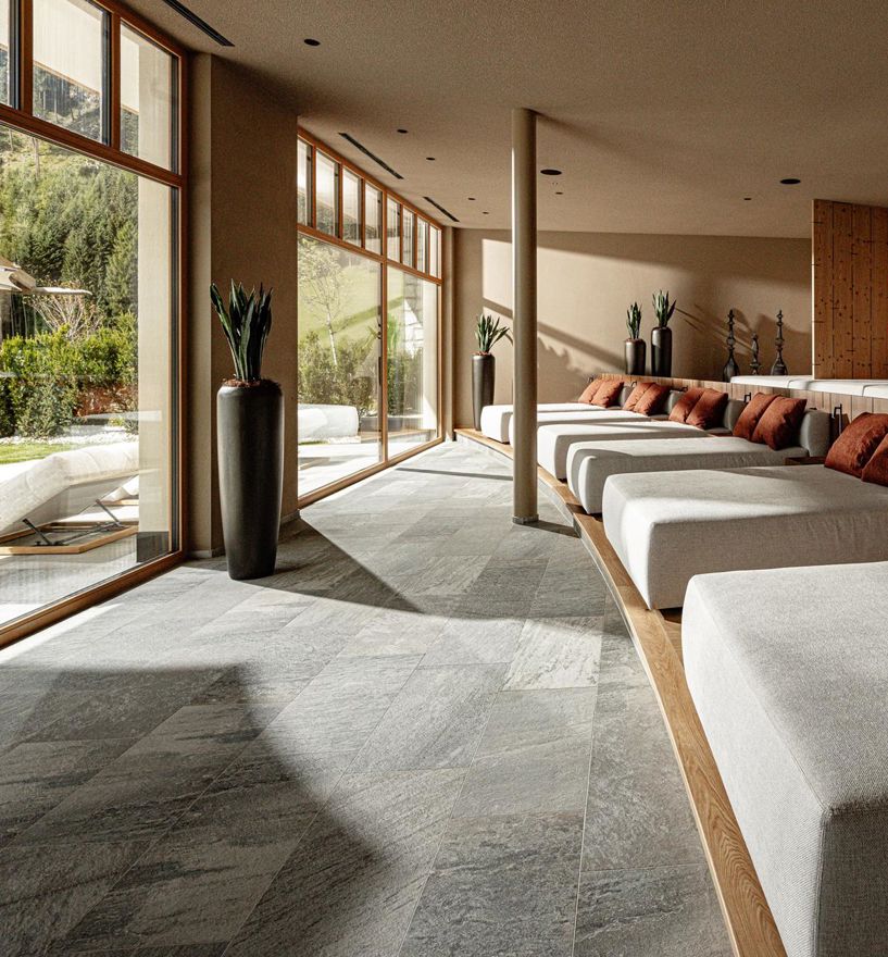 Panoramafenster im Wellnessbereich