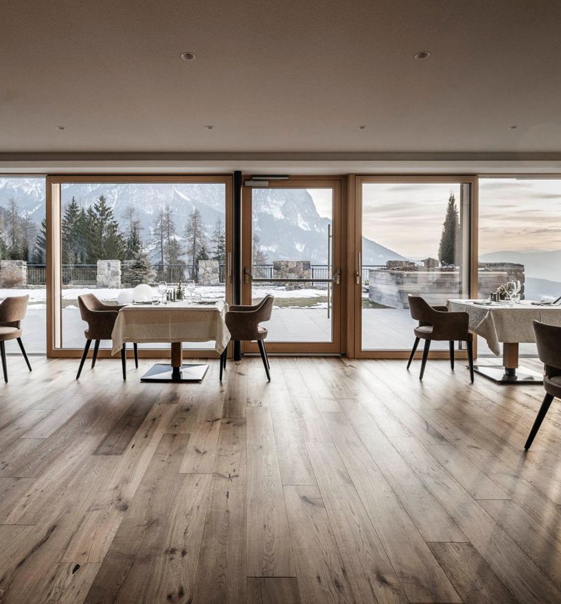 Speisesaal mit Panoramafenstern und Hebe-Schiebetür mit Griff und Stoßgriff