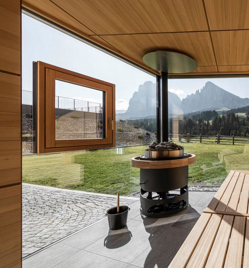 Una sauna panoramica con finestra nella vetrocamera