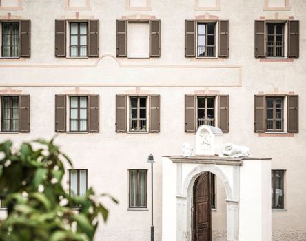 Projekt: Altbausanierung Freyenthurn - Tip Top Fenster & Systeme - Fenster mit Jalousien aus Südtirol