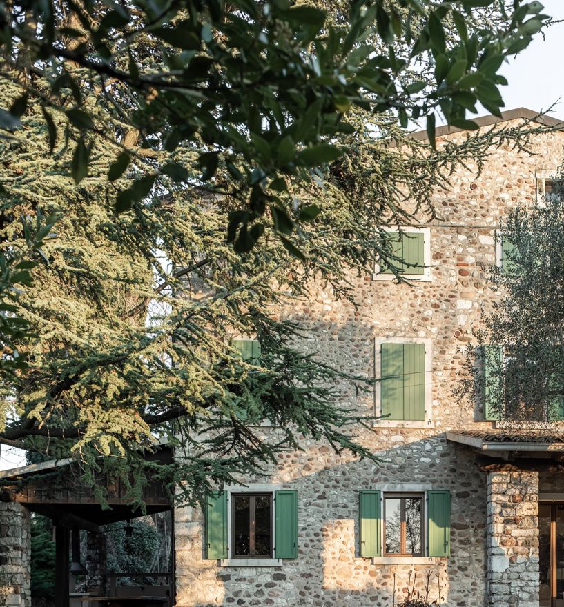 Die Fassade mit Fenstern und Fensterläden