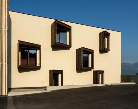 Moderne Architektur mit Fenstern und Verglasungen von Tip Top aus Südtirol