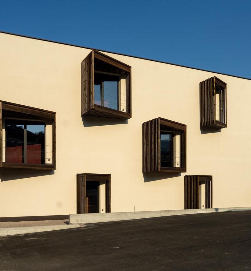 Moderne Architektur mit Fenstern und Verglasungen von Tip Top aus Südtirol