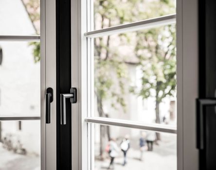 Fenster mit Sprossen und Griff