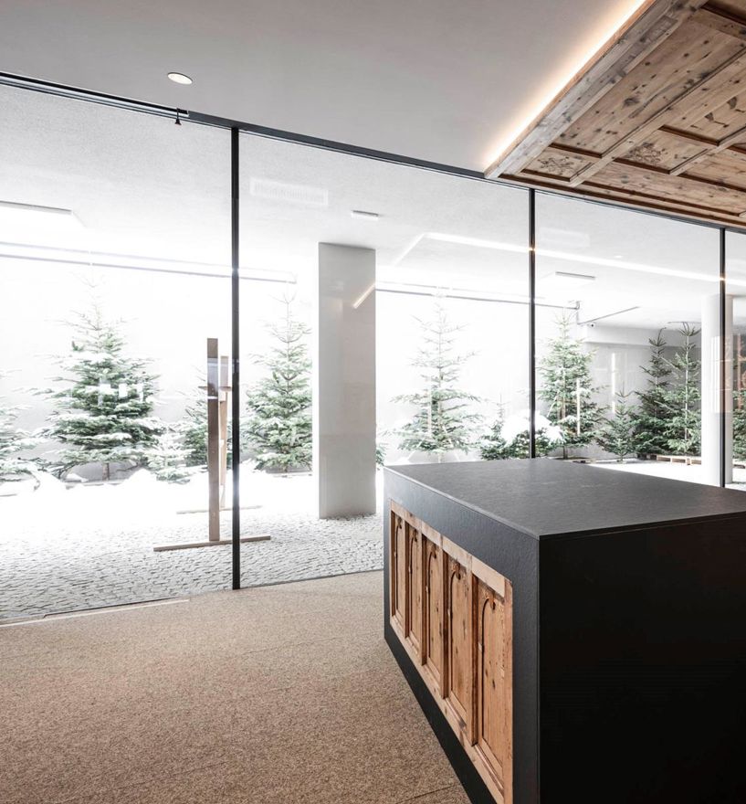 La hall di un albergo con vetrata frameless