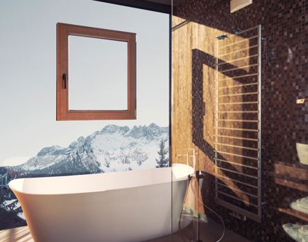Un bagno con vetrata panoramica e finestra nella vetrocamera