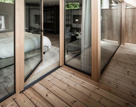 Eine geöffnete Terrassentür von außen