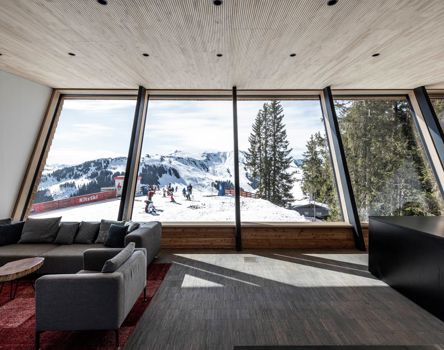 Projekt: Starthaus am Hahnenkamm Kitzbühel - Tip Top Fenster & Systeme - Hebe-Schiebetüren und Verglasungen aus Südtirol