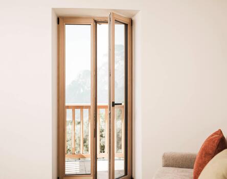 Holzfenster Topline 80 mit Dreifachverglasung Ug 0,60 im Rahmen der Denkmalsanierung