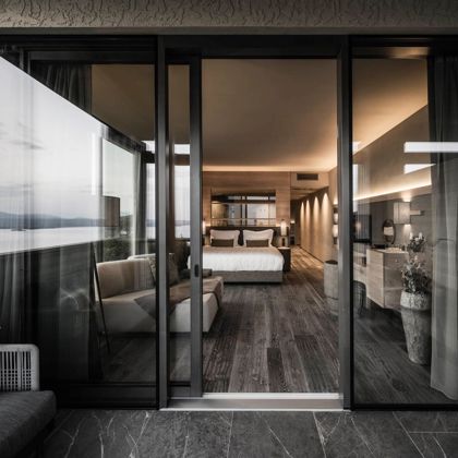 Porta alzante scorrevole Deluxe nella suite di un albergo