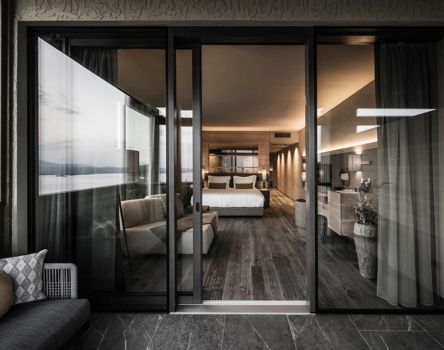 Porta alzante scorrevole Deluxe nella suite di un albergo