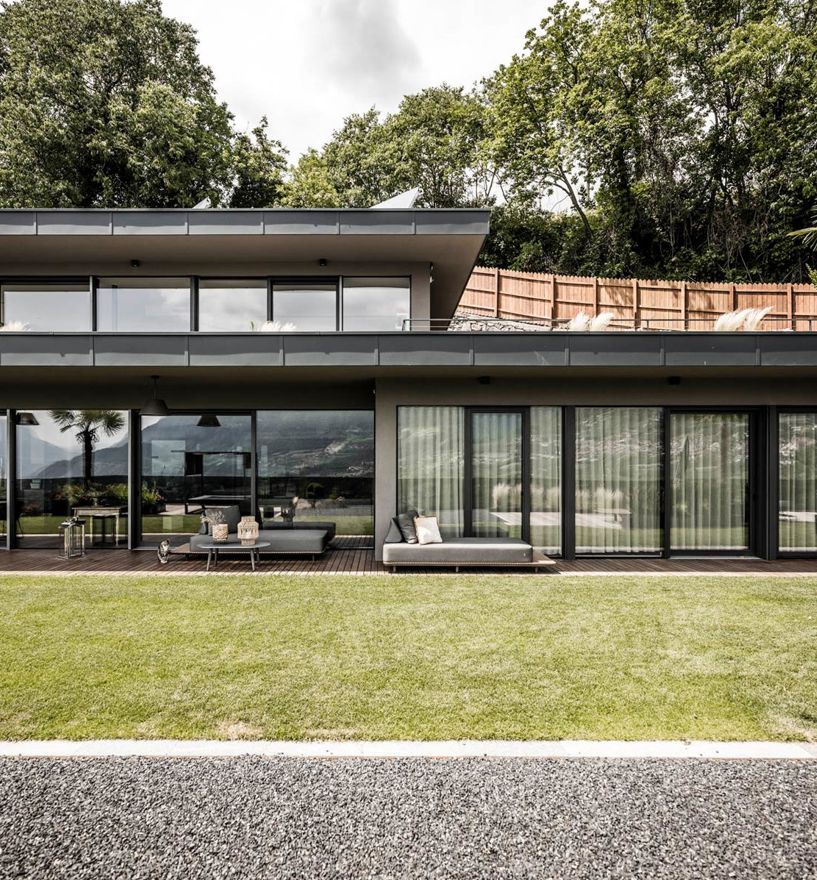 Projekt: Villa Dorf Tirol - Tip Top Fenster & Systeme - Fenster und Verglasungen mit Raffstore aus Südtirol
