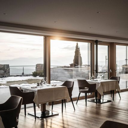 La sala da pranzo con finestre panoramiche