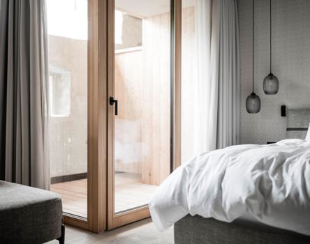 Ein Zimmer mit Terrassentür