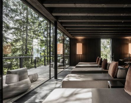 Ruheraum mit Terrasse und rahmenloser Verglasung