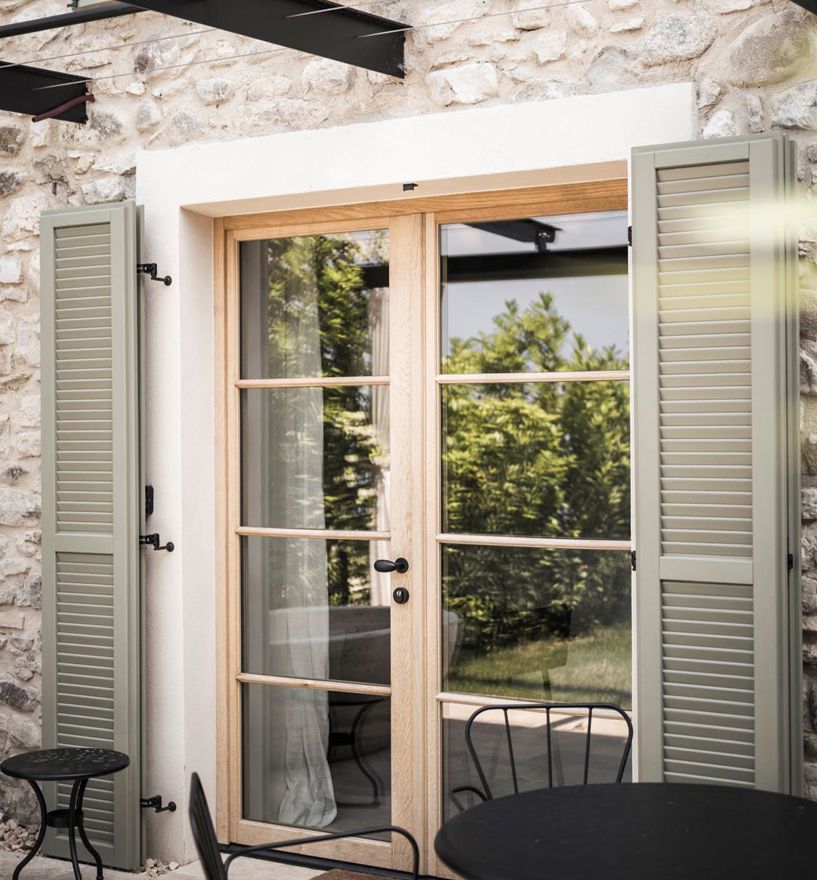 Projekt: Rustico Gardasee - Tip Top Fenster & Systeme - Fenster mit Sprossen und Jalousien aus Südtirol