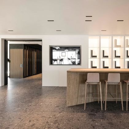 showroom-vahrn-interior-tower-c-hannes-niederkofler-web-8698