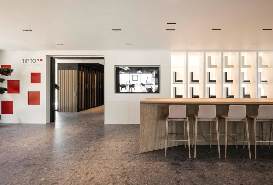 showroom-vahrn-interior-tower-c-hannes-niederkofler-web-8698