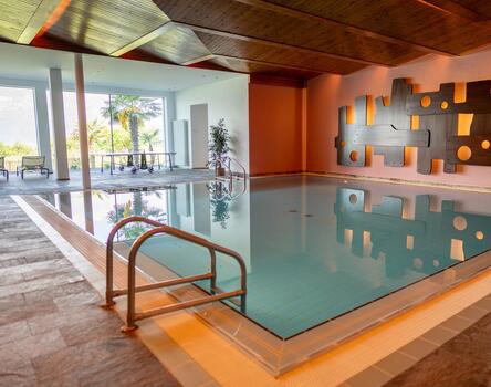 Hotelpool mit rahmenlosen Verglasungen von Tip Top Fenster aus Südtrol