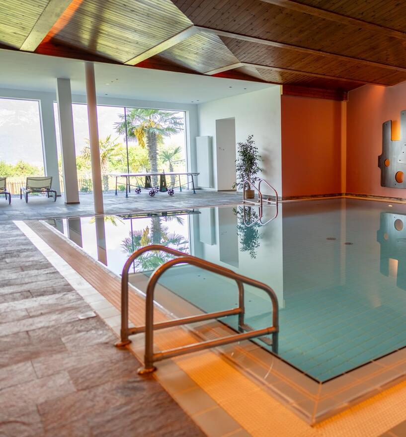 Hotelpool mit rahmenlosen Verglasungen von Tip Top Fenster aus Südtrol