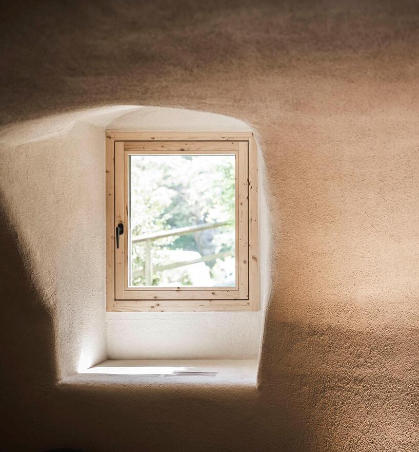 Fensternische mit warmem Lichteinfall, Innenraum Restaurant Drena