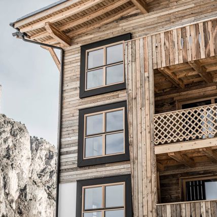 Projekt: Wohnhaus Gröden - Tip Top Fenster & Systeme - Türen und Fenster mit Sprossen aus Südtirol