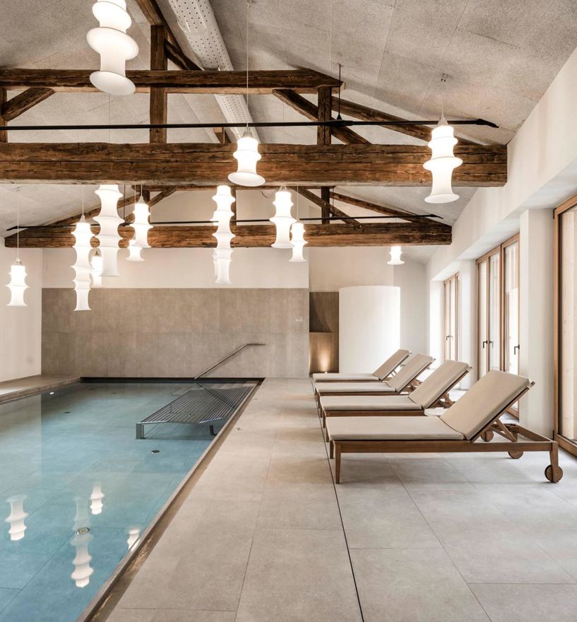 Türen im Hallenbad