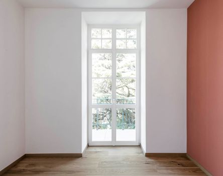 La porta chiusa di un balcone con finestre in legno Smartline TS