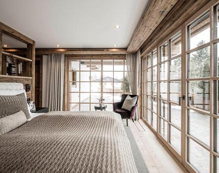 Una villa luminosa con porta scorrevole alzante e finestre in legno in Alto Adige — Tip Top Fenster & Systeme