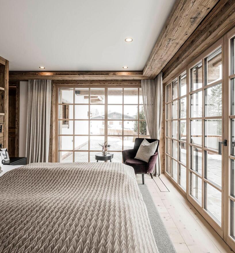Lichtdurchflutete Privatvilla mit Hebe-Schiebetür und Holzfenstern in Südtirol — Tip Top Fenster & Systeme