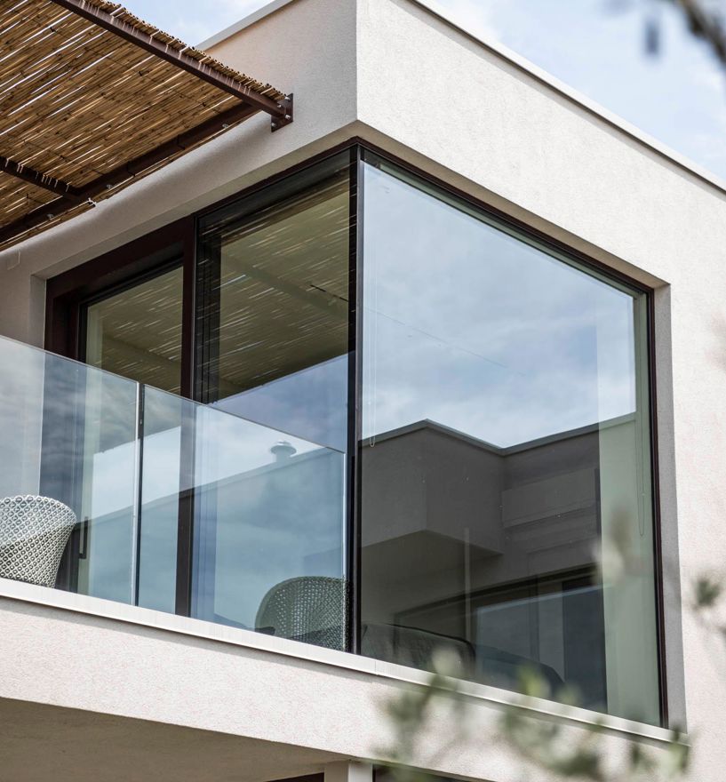 La vetrata di una terrazza vista dall'esterno