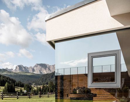 Grande vetrata frameless con giunzione ad angolo e finestra nella vetrocamera
