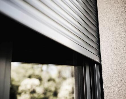 Fensterausschnitt mit teilgeöffnetem Mini-Rollo