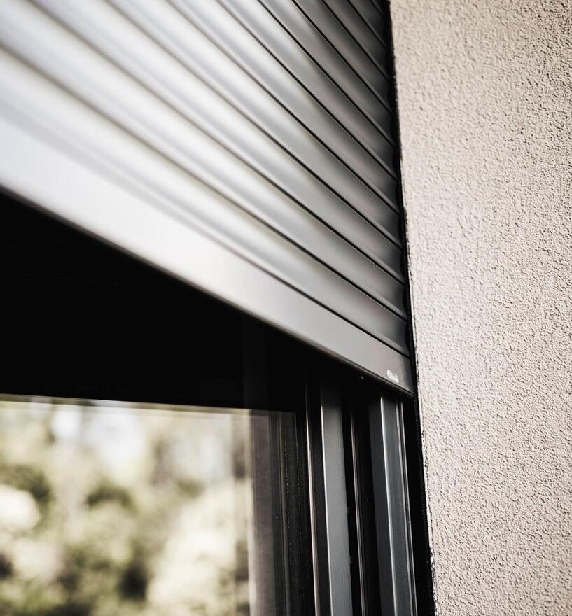 Fensterausschnitt mit teilgeöffnetem Mini-Rollo