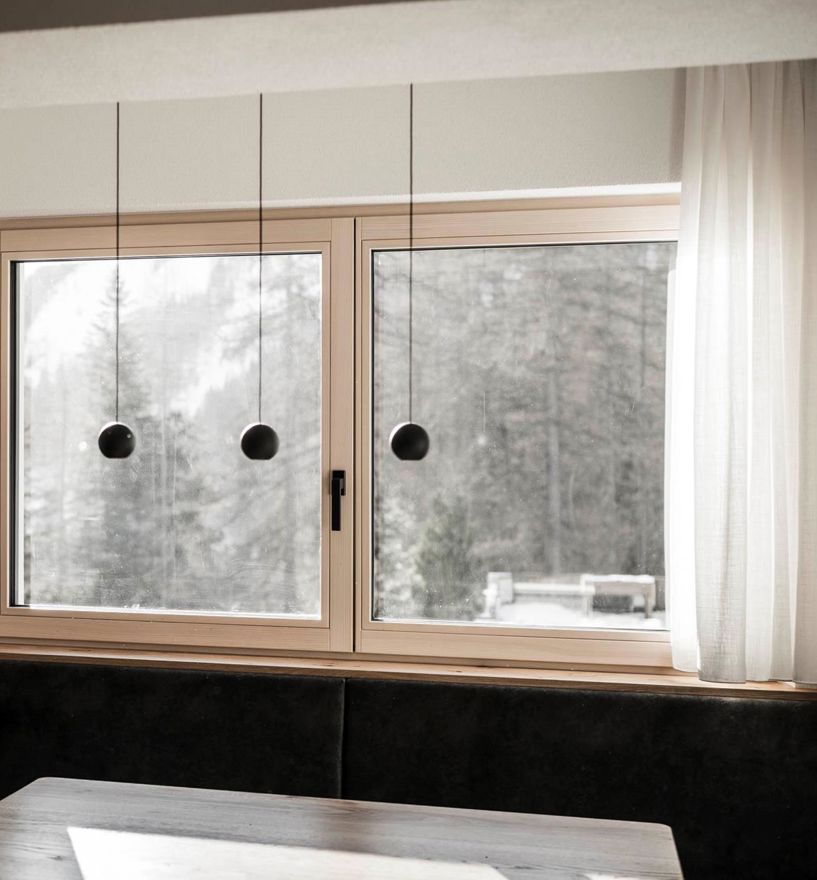 Fenster mit Griff und Fensterbank innen
