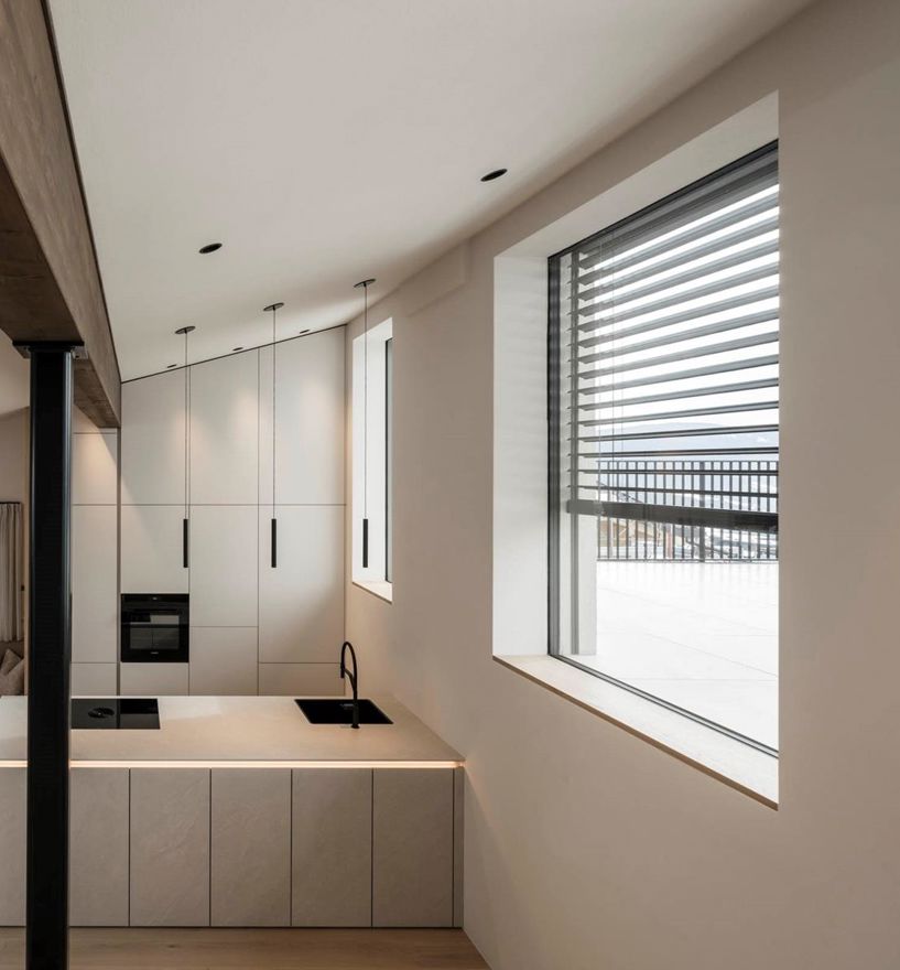 Wohnküche mit Fenster und rahmenlosen Verglasungen und Raffstore als Beschattung