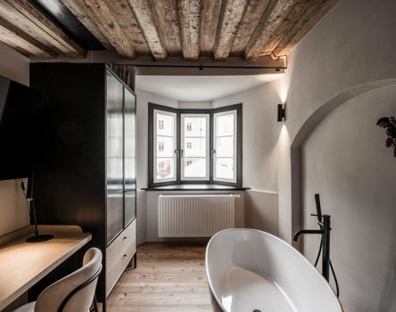 Drei Fenster in einem Zimmer