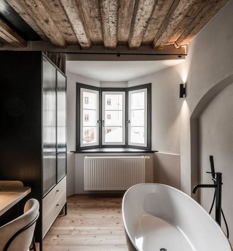 Drei Fenster in einem Zimmer