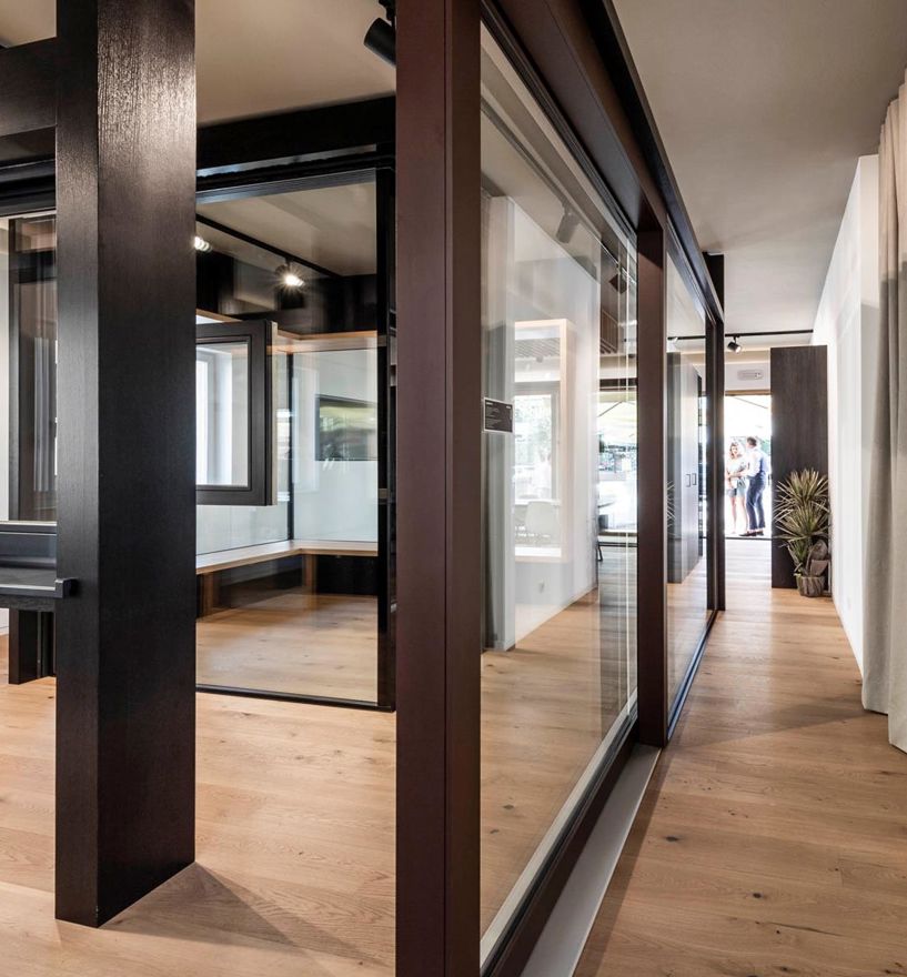 Alcune finestre nello showroom