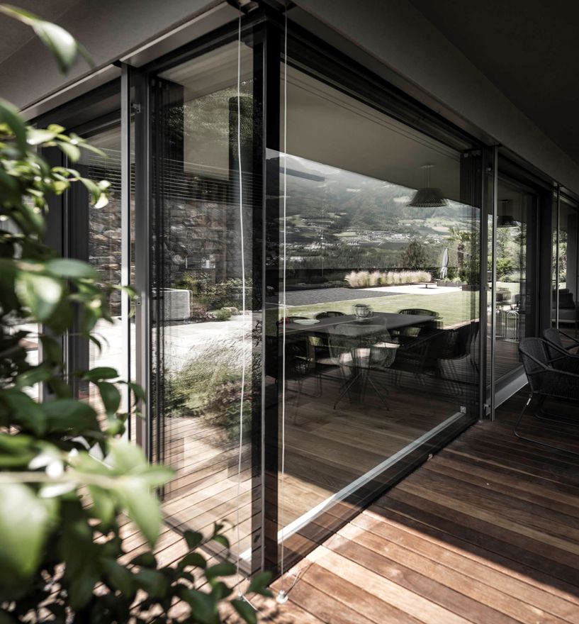 Projekt: Villa Dorf Tirol - Tip Top Fenster & Systeme - Fenster und Verglasungen mit Raffstore aus Südtirol