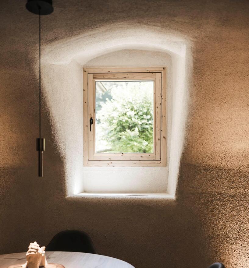Kleines Altholzfenster über gedecktem Tisch, Innenansicht La Casina